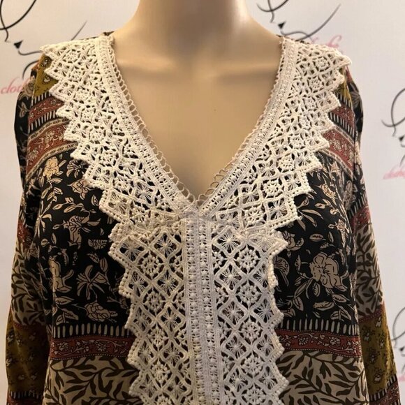 Entro. Size Small. Tassel Fringe. Lace. V-neck. Rayon Pullover. BOHO. B51 - Picture 2 of 5